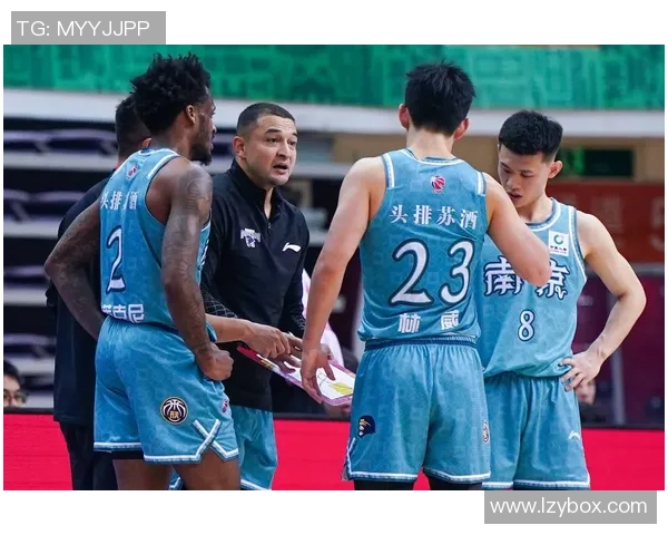 南京篮球队荣登篮球团队协作排行榜第三名展现出色团队精神与默契配合